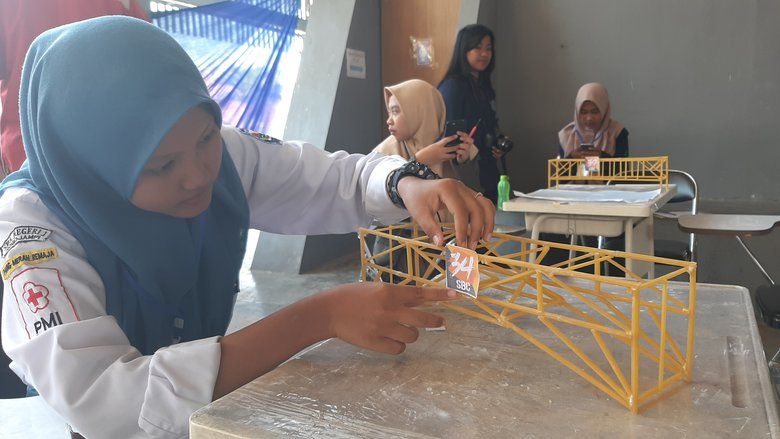 56 Tim SMA/SMK Banyuwangi Bangun Jembatan dari Spageti