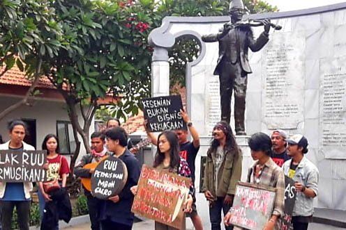 Musisi Surabaya Tolak RUU Permusikan