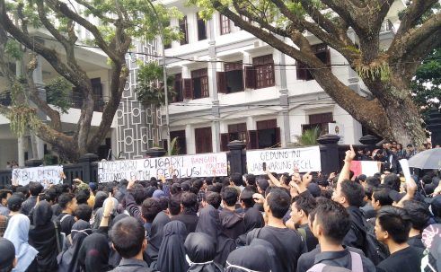 Ribuan Mahasiswa dan Masyarakat Sipil Kepung Gedung DPRD Kota Malang