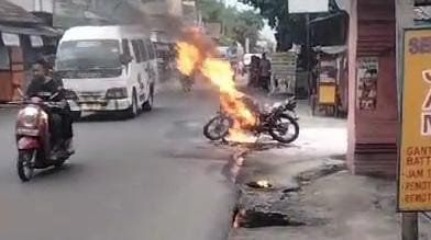 Motor Tak Bernopol Terbakar di Ngoro, Pengendara Kabur