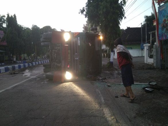 Truk Angkut Tabung Terguling Jalur Madiun-Surabaya Lumpuh 6 Jam