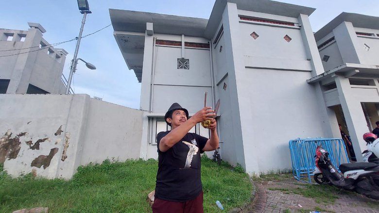 Kisah Sang Pawang Hujan di Balik Lancarnya Liga 4 Jatim di Stadion Diponegoro Banyuwangi 