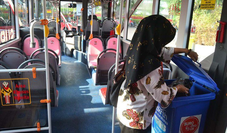 Bus Suroboyo Hasilkan APBD Melalui Botol Plastik