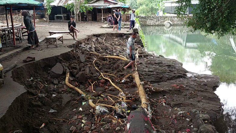 Tanggul Kolam Sumber Tuwiri di Mojosari Jebol Diterjang Hujan