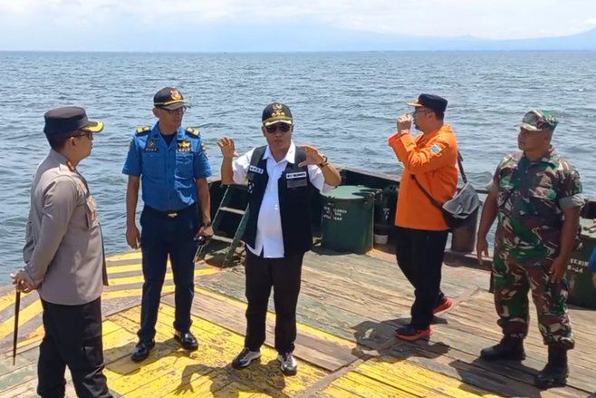 Pj Bupati Probolinggo Tinjau Perbaikan Pipa PDAM yang Putus di Bawah Laut Gili Ketapang