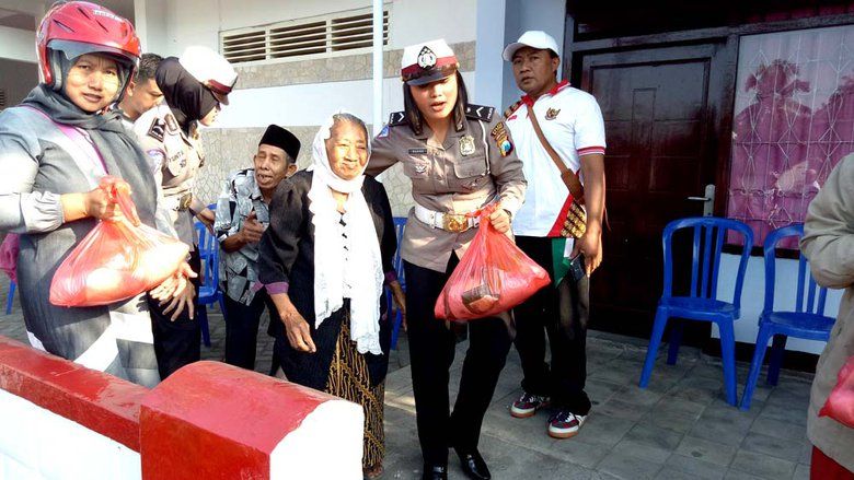 Satlantas Polres Blitar Kampanyekan Tertib Lalu Lintas Melalui Gowes Kemanusiaan 