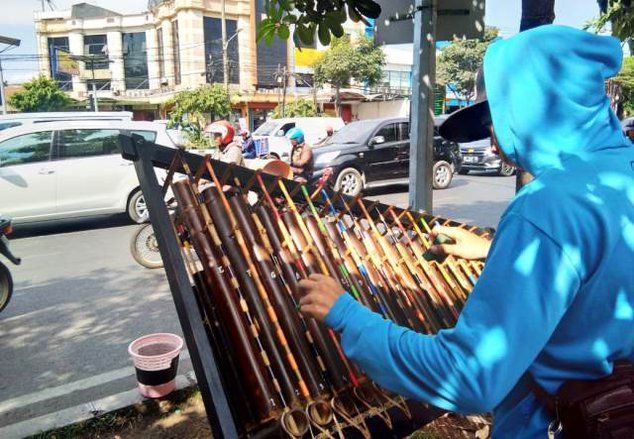 Pengamen Angklung Surabaya, Seniman Musik Tradisional yang Butuh Pengakuan