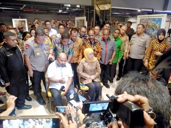 Gubernur Papua Kecewa dengan Spanduk Referendum di AMP