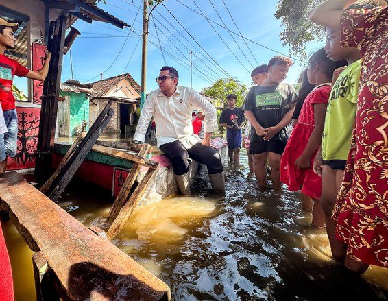 Pj Wali Kota Mojokerto Tinjau Warga Korban Banjir, Pasok Sembako dan Dapur Umum