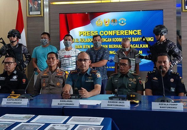 Lanal Banyuwangi Tangkap Empat Orang Komplotan Pengebom Ikan di Perairan Utara Banyuwangi
