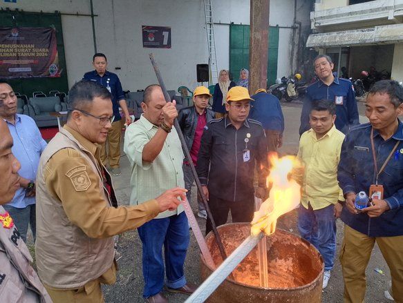 Tak Penuhi Syarat, KPU Kabupaten Probolinggo Musnahkan 865 Surat Suara 