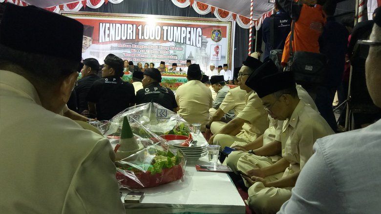 Warga Blitar Berebut 1.000 Tumpeng Puncak Haul Bung Karno
