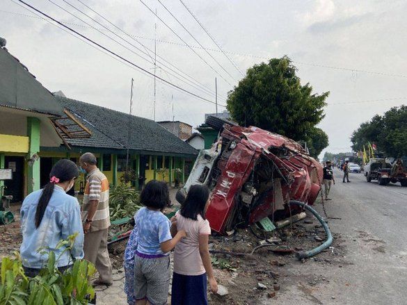 Mobil Damkar Terguling Saat Hendak Padamkan Kebakaran di Kediri