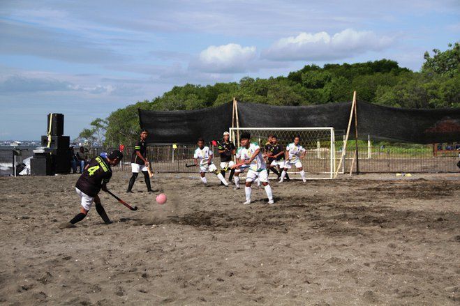 Pertandingan Hockey Pantai di Situbondo Pertama di Indonesia
