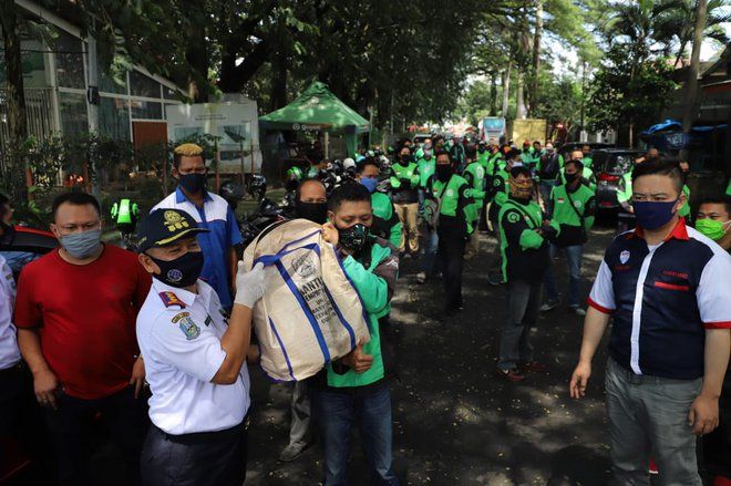 Pemprov Jatim Beri Bantuan Sembako bagi Ojol di Malang