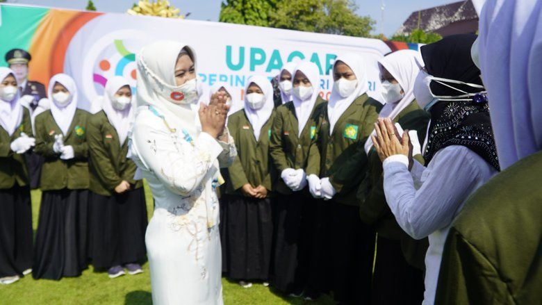 Peserta Terbatas, Ning Ita Pimpin Upacara Hari Santri 2021