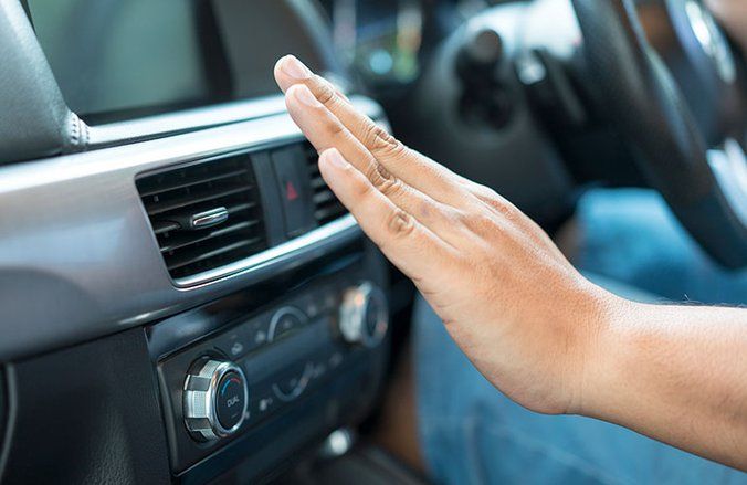 Ini Penyebab AC Mobil Terasa tidak Dingin