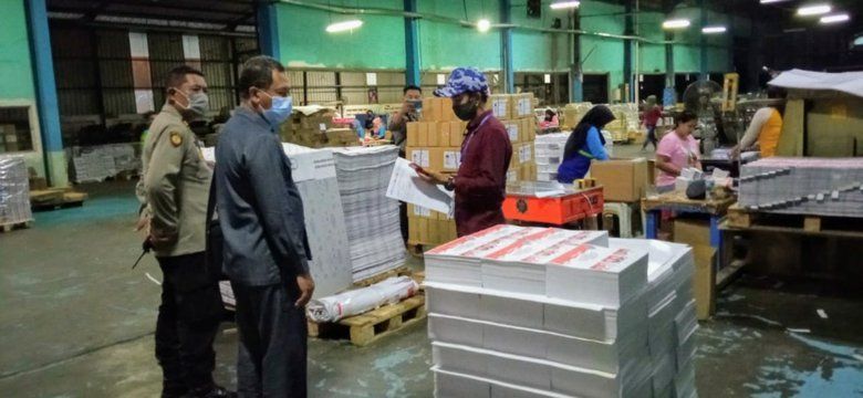 Gudang Penuh APD Prokes Covid-19, Pelipatan dan Menyortir Surat Suara Tertunda