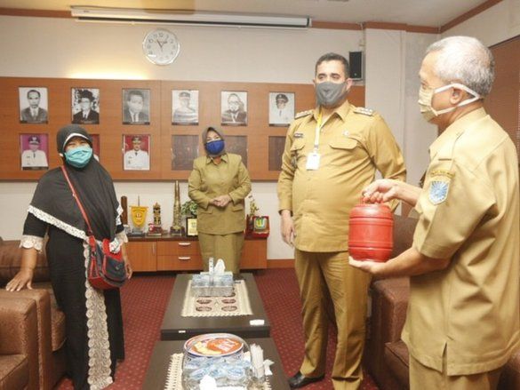 Nenek Penjual Nasi Pecel di Probolinggo Sumbang Uang Celengan Untuk Penanganan Covid-19