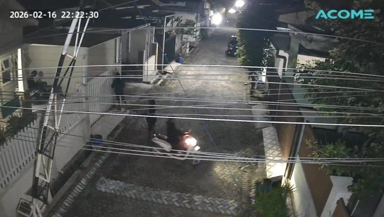 Terekam CCTV, Tiga Pria Gasak Vario di Teras Rumah Warga