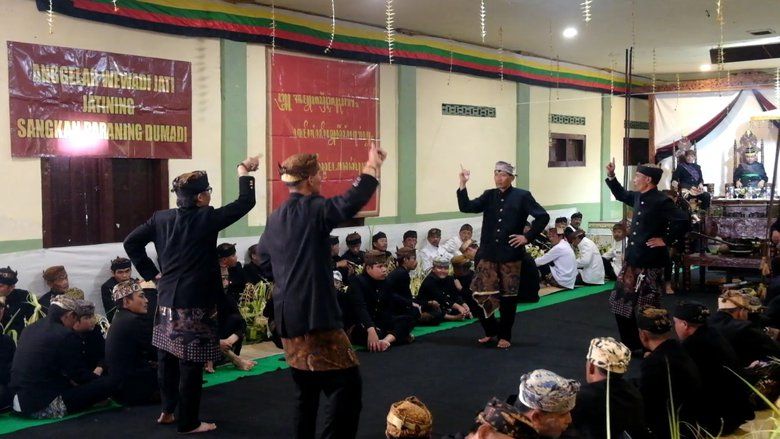 Tari Sodor dan Jimat Klontongan Meriahkan Hari Raya Karo di Lereng Bromo