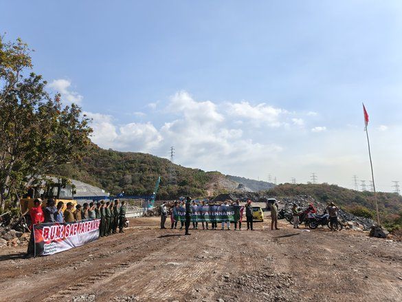 Upacara HUT RI, Warga dan Perhutani Protes Kerusakan Lingkungan Proyek Tol Probowangi