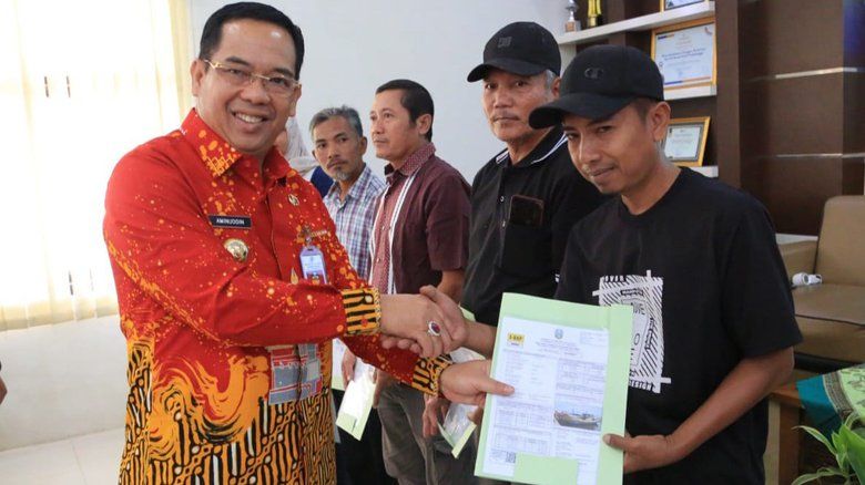 Pemkot Probolinggo Berikan E-BKP pada Puluhan Nelayan