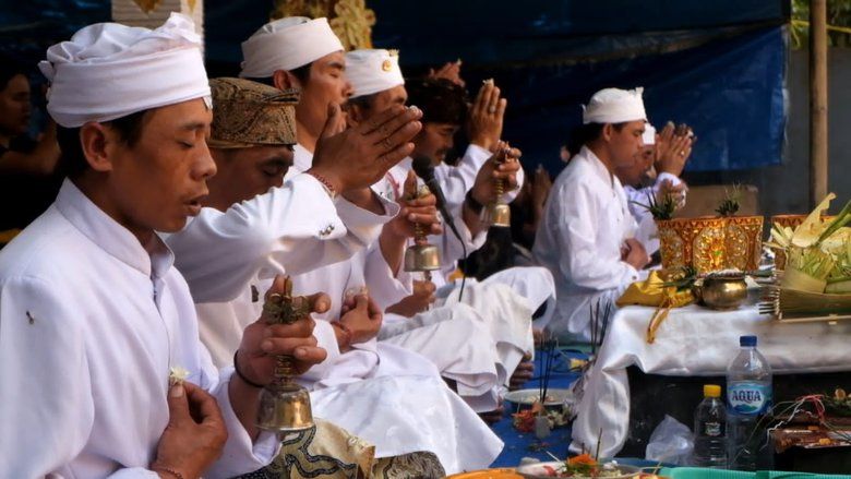 Umat Hindu Suku Tengger Rayakan Kuningan, Ini Maknanya  