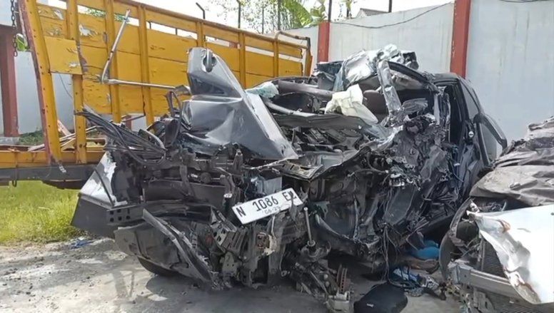 Ulama Madura dan Istrinya Tewas dalam Kecelakaan Maut di Tol Paspro