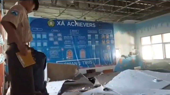 Plafon Kelas SMAN 1 Tiris Probolinggo Ambruk, Guru dan Siswa Terluka