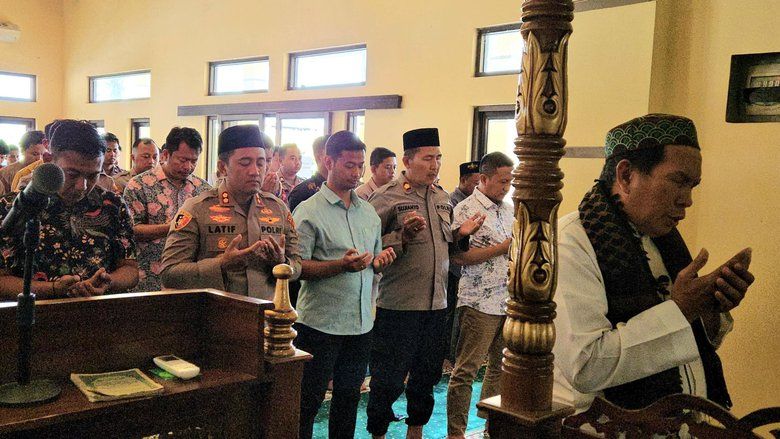 Polres Probolinggo Gelar Salat Gaib untuk Almarhum Pengemudi Ojol