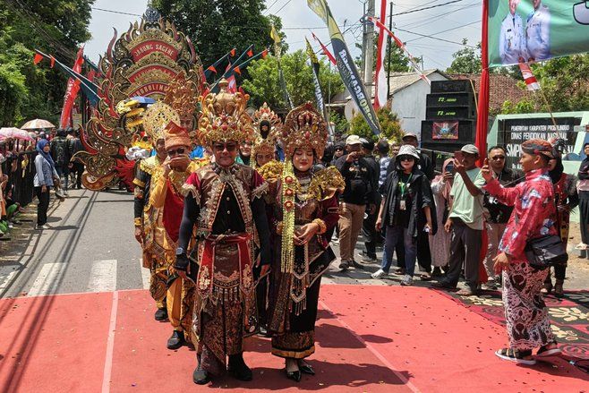 Ribuan Warga Tumpah Ruah Saksikan Pawai Budaya Probolinggo SAE 2025