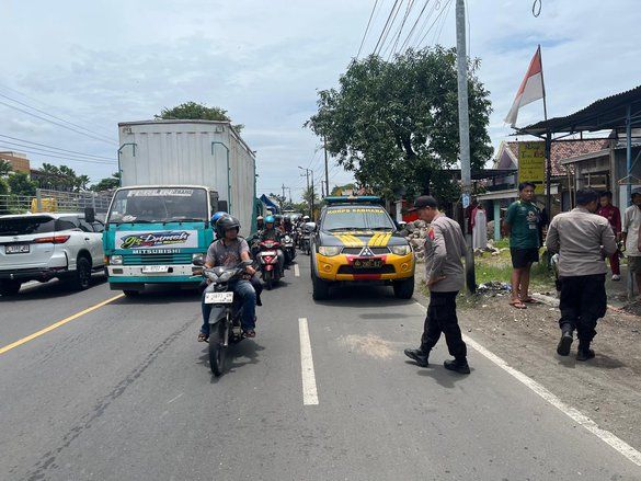 Hantam Bagian Belakang Truk Parkir di Mojokerto, Pemotor Meregang Nyawa