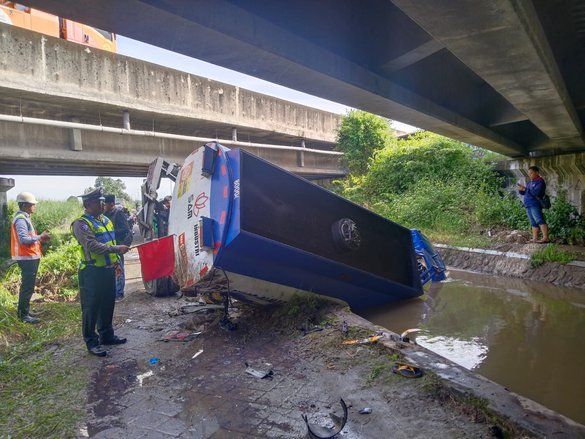 Oleng, Truk Pengakut Solar Terjun dari Jalan Tol Jombang-Mojokerto