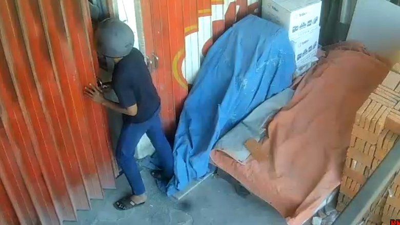 Ditinggal Istirahat Salat, Uang Kasir Toko Bangunan di Probolinggo Dicuri
