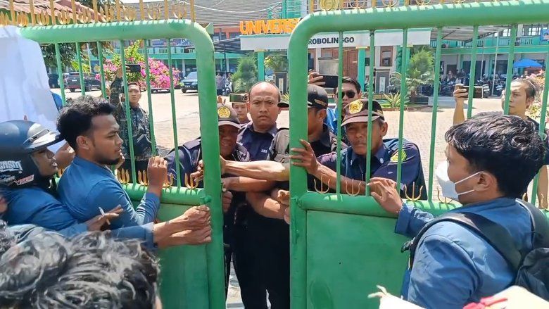 Ijazah Tertahan, Mahasiswa UPM Probolinggo Turun ke Jalan