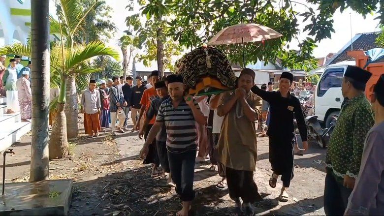 Kisah Pasutri Pedagang Kue Terseret Banjir Bandang Bali