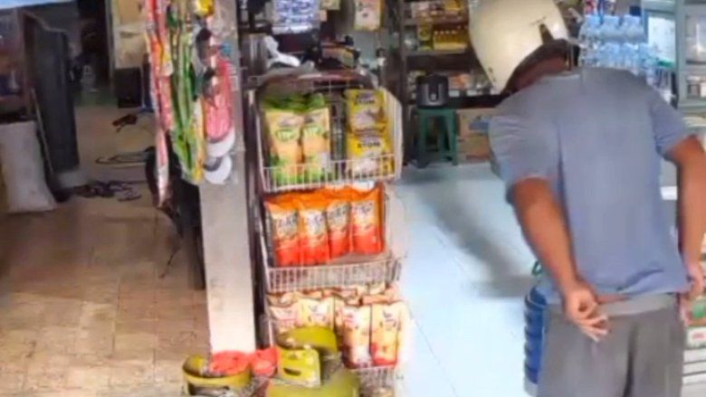 Aksi Pencurian Beras oleh Eks Anggota Satpol PP Kota Probolinggo Terekam CCTV