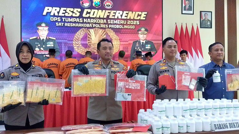 Polisi Probolinggo Sita Ribuan Obat Keras Berlabel Vitamin Ternak