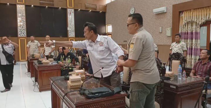 LSM dan DPRD Bersitegang, Tuding Ada Beking di Balik Judi Sabung Ayam di Probolinggo