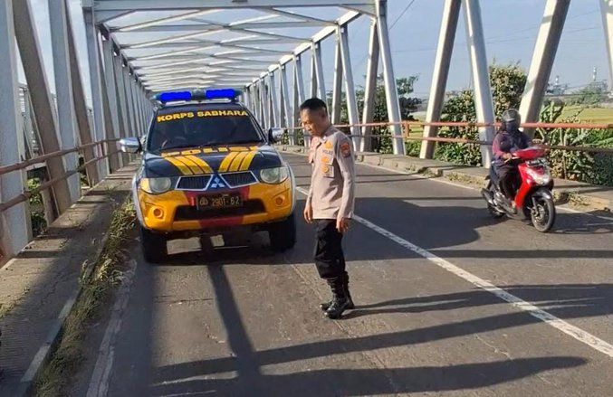 Motor Ditemukan di Jembatan Ngrame Mojokerto, Pengendara Misterius