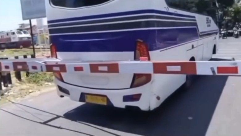Nekat Menerobos Palang Pintu, Bus Karyawan Hampir Tersambar Kereta Api