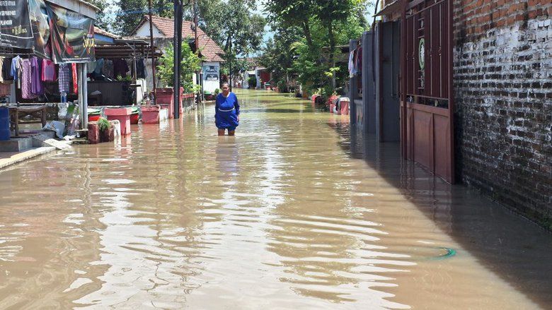 Tanggul Sungai Jebol, Permukiman di Mojosari Mojokerto Terendam Banjir