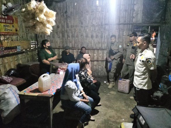 Razia Warung, Satpol PP Lamongan Amankan 9 Pramusaji Berpakaian Mini