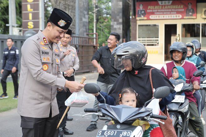 Gandeng Wartawan, Kapolres Lamongan Bagikan Takjil Bagi Pengguna Jalan
