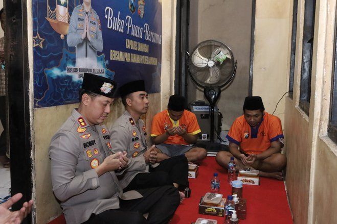 Kapolres Lamongan Ajak Tahanan Benahi Diri Saat Buka Puasa Bersama