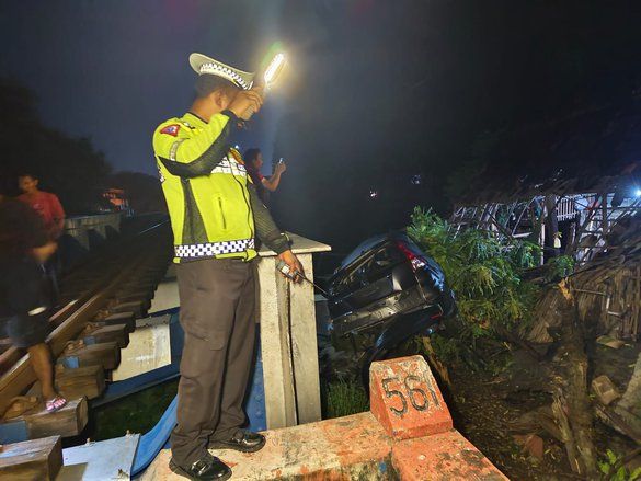 Kereta Tabrak Honda CRV di Lamongan, Sopir dan Penumpang Mobil Selamat