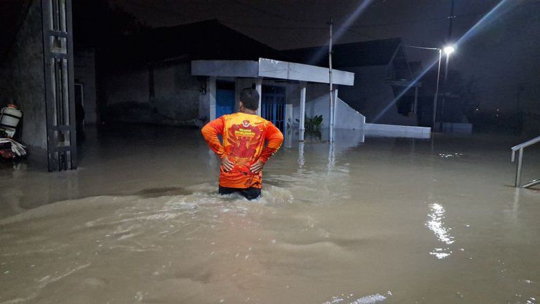 Permukiman Tergenang Banjir, Sebagian Warga Mojokerto Berlebaran di Pengungsian