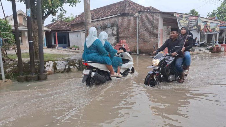 Tradisi Unjung-unjung di Mojokerto Berlangsung di Tengah Genangan Banjir