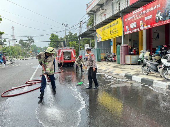 Polisi dan Damkar Bersihkan Tumpahan Solar di Simpang Empat Terminal Lama Lamongan&nbsp;